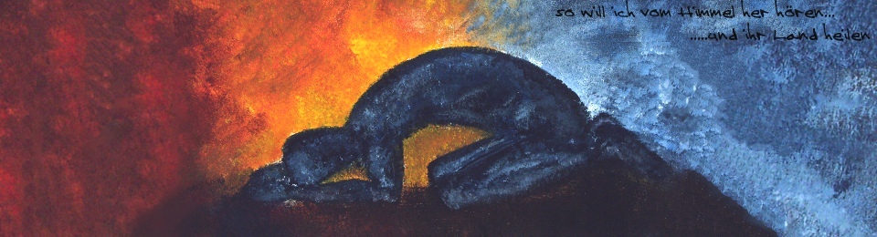 Gemälde: ein Mensch kniet im Gebet vor einem lodernden Feuer – „so will ich vom Himmel her hören … und ihr Land heilen“